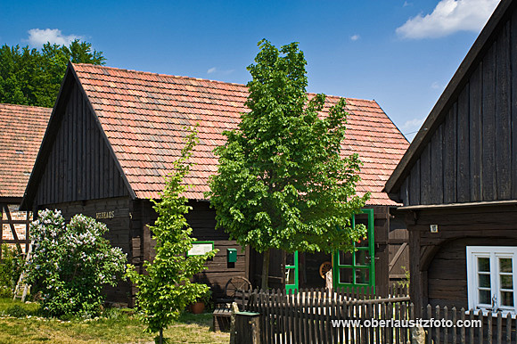 Foto von Peter Hennig PIXELWERKSTATT Schrotholzhäuser in der Ehrlichthofsiedlung Rietschen