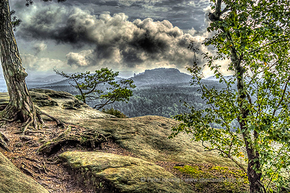 Foto von Peter Hennig PIXELWERKSTATT Blick vom Papststein über das Elbsandsteingebirge