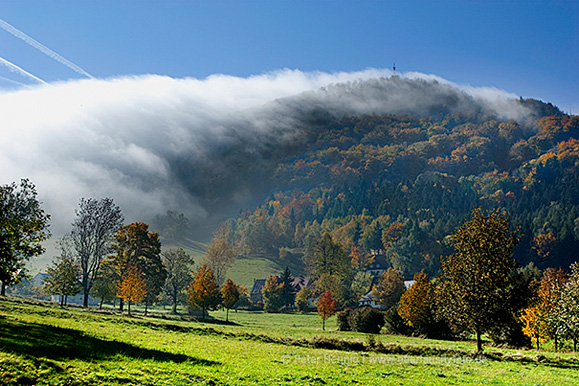 Foto von Peter Hennig PIXELWERKSTATT Nebel aus Tschechien zieht über den Lauschegipfel im Zittauer Gebirge