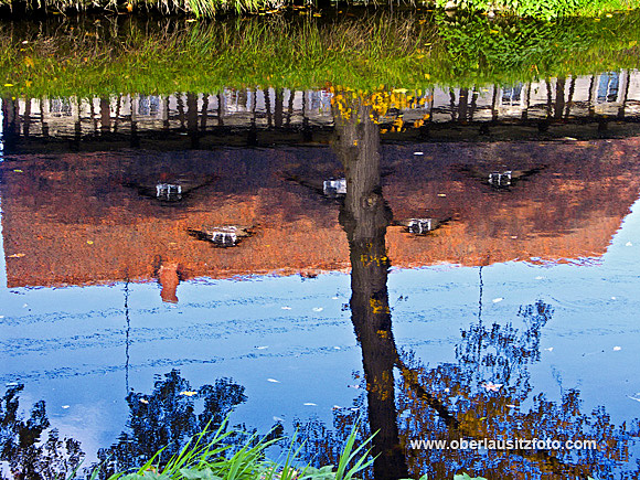 Foto von Peter Hennig PIXELWERKSTATT Mandau bei Großschönau mit gespiegeltem Umgebindehaus