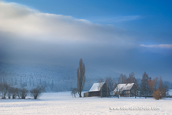 Foto von Peter Hennig PIXELWERKSTATT Gehöfft in Saalendorf mit Winterlandschaft