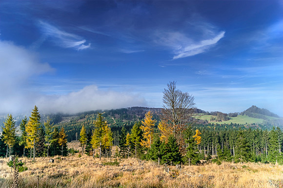 Foto von Peter Hennig PIXELWERKSTATT Blick vom Schöbersattel zum Tannenberg und Tollenstein, der Tannenberg liegt im Nebel