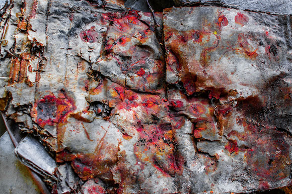 Fotomotiv welches an abstrakte Fotografie erinnert, Bildtitel: Nach der Schlacht