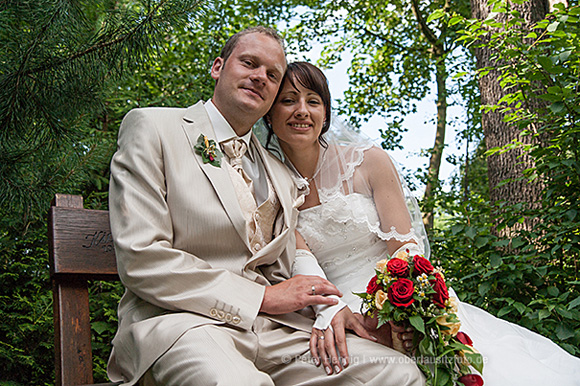 Foto Hochzeit Brautpaar auf Parkpank