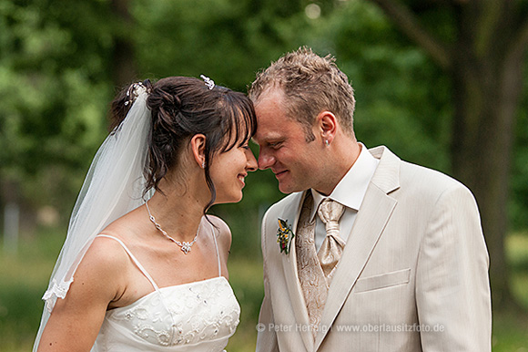Foto Hochzeit Brautpaar Park Kopf an Kopf