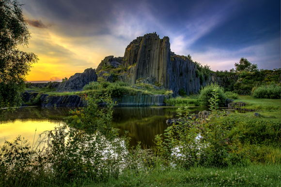 Foto von Peter Hennig; Panská skála (deutsch: Herrnhausfelsen oder Herrenhausfelsen, auch varhany - Orgeln) ist ein Naturdenkmal im Ortsteil Prácheň (Parchen) von Kamenický ...