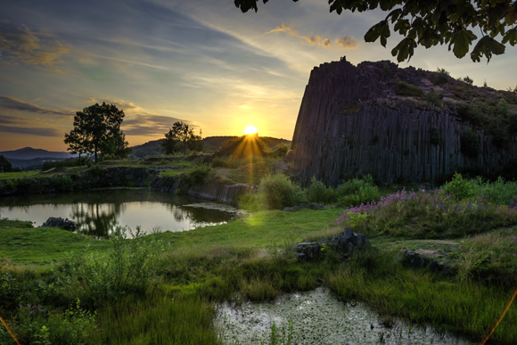 Foto von Peter Hennig; Panská skála (deutsch: Herrnhausfelsen oder Herrenhausfelsen, auch varhany - Orgeln) ist ein Naturdenkmal im Ortsteil Prácheň (Parchen) von Kamenický ...