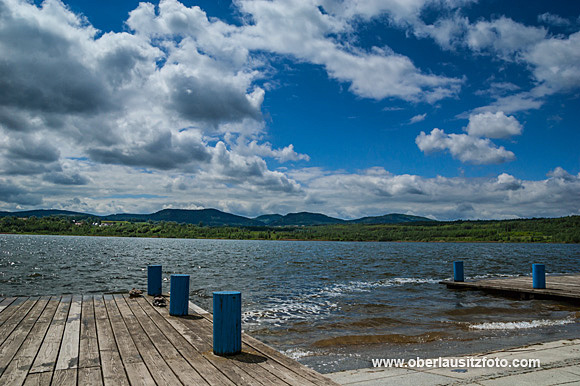 Foto von Peter Hennig PIXELWERKSTATT Blick über den Olbersdorfer See ins Zittauer Gebirge